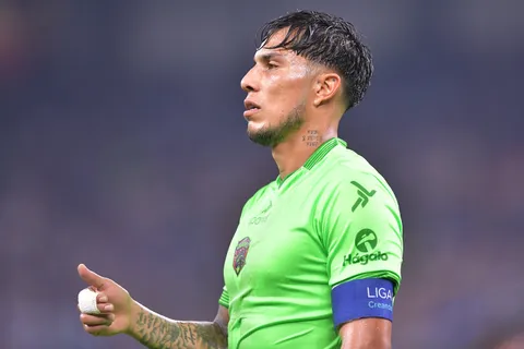 Piensa en Cruz Azul: La reacción de Carlos Salcedo al último post de Martín Anselmi en redes