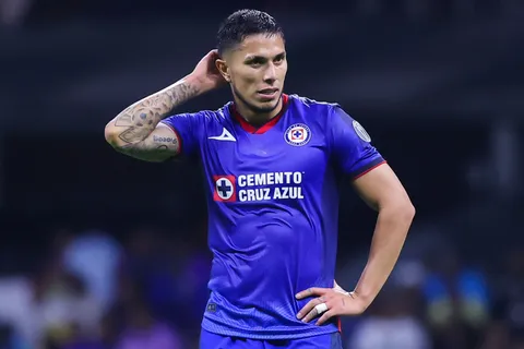 Carlos Salcedo no estaría disponible ante Pumas