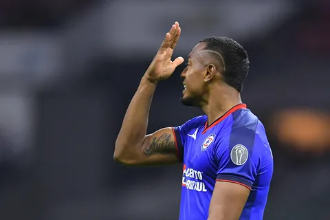 Willer Ditta presume de 'tableta' en la playa y enamora a la afición de Cruz Azul