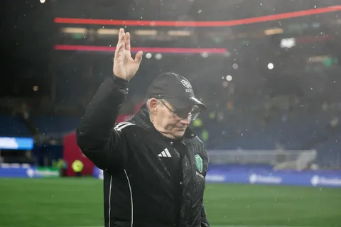 Brian Schmetzer, DT de Seattle, fue contundente sobre el arbitraje