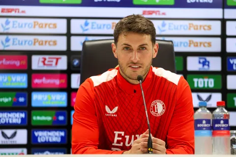 ¿Se va Santi Giménez del Feyenoord?