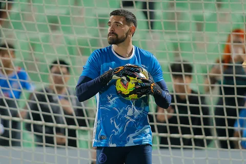 Andrés Gudiño aprovechó la oportunidad en Cruz Azul ante la ausencia de Kevin Mier.