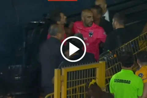 Guido Pizarro, DT rival de Cruz Azul en Concachampions, propina bofetón en el Clásico Regio