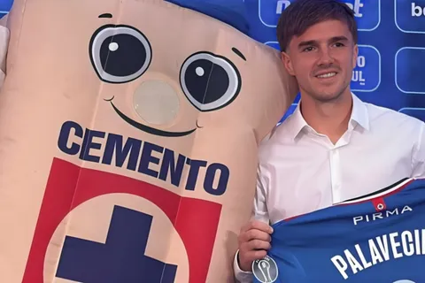 El argentino ya posa con el dorsal 8 que dejó Lolo.