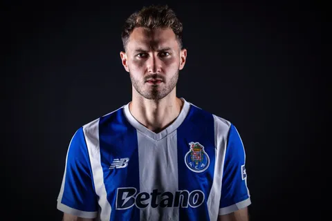 Santi Giménez busca estrenarse en UEFA Champions League con los colores de Porto.