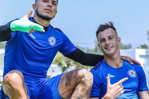 ¿Y Rivero? Carlos Salcedo solo quiere mediocampistas mexicanos en Cruz Azul