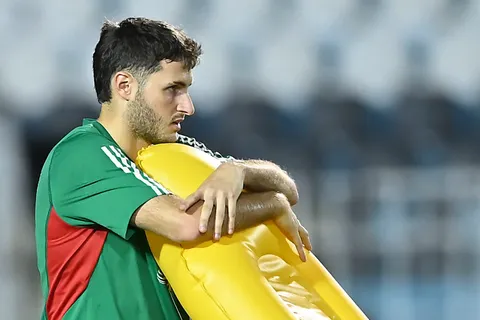 Impulsan a Santiago Giménez a emular decisión de Carlos Vela y renunciar a la Selección Mexicana