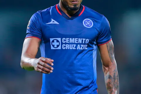 Martín Anselmi hizo ingresar a Willer Ditta promediando el segundo tiempo en Cruz Azul vs. Rayados