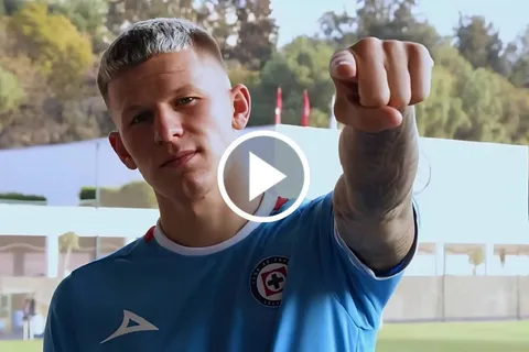 El video con el que Cruz Azul presentó a Mateusz Bogusz
