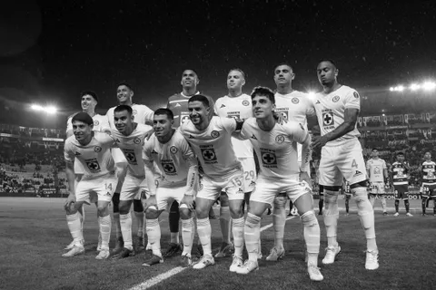 Cruz Azul tendrá dos bajas de peso confirmadas ante el Atlas: Giakoumakis viaja con el equipo