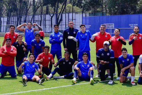 El uruguayo posó junto a sus compañeros en La Noria.