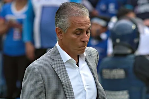 Entrenó a Cruz Azul, fundó un club y ahora vende casas para mantenerlo