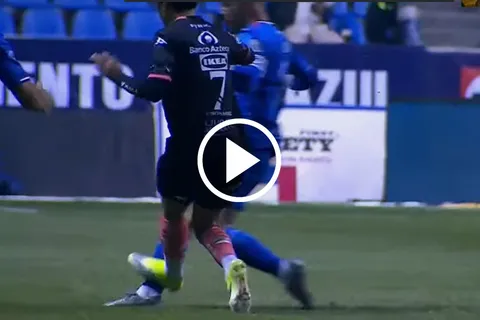 Erik Lira recibió una tremenda patada.