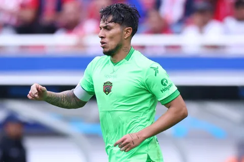 Carlos Salcedo expulsado ante Chivas.
