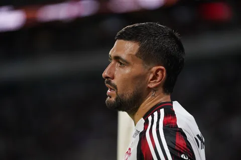 Flamengo responde a Cruz Azul por Georgian de Arrascaeta.