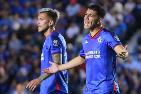 ¡Malas noticias! El planchazo sobre Erik Lira cobraría una costosa factura a Cruz Azul