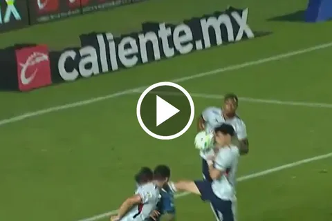 El mediocampista y una jugada con mala fortuna.