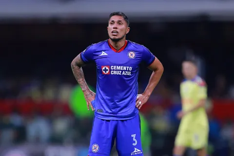 Los mensajes de apoyo de la afición de Cruz Azul a Carlos Salcedo