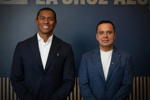 Víctor Velázquez posa junto al entrenador de Cruz Azul, Joel Huiqui.