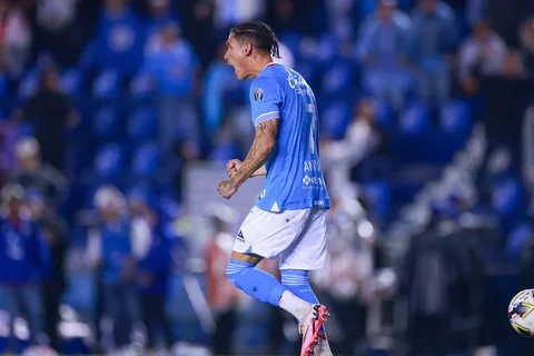Uriel Antuna seguiría jugando en Cruz Azul