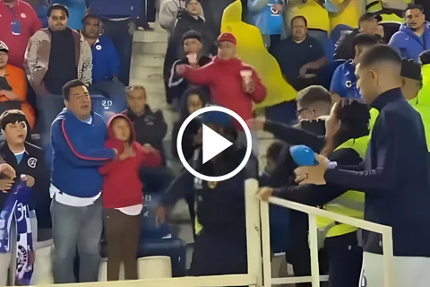Gran gesto de Erik Lira con un pequeño fanático de Cruz Azul