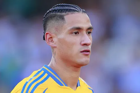 La afición de Tigres explota en contra de Uriel Antuna