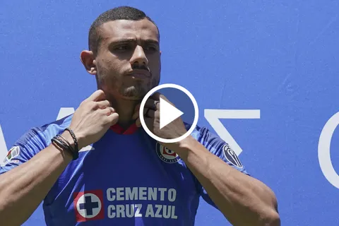 Giorgos Giakoumakis fue presentado como refuerzo de Cruz Azul.