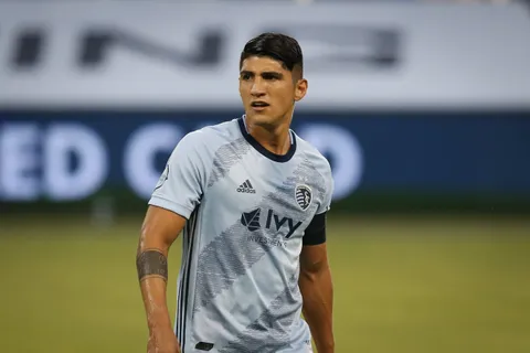 Alan Pulido aún no renovó con Kansas City