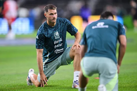 No gustará: El apodo con el que bautizaron a Santiago Giménez tras su fallo contra Canadá