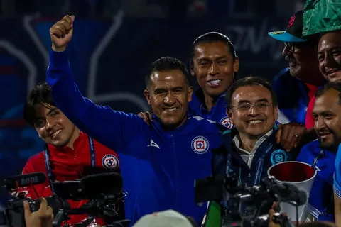 Marco Calvillo y Joel Huiqui continúan en Cruz Azul.