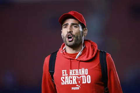 El Pollo Briseño se engancha con un periodista por "culpa" de Kevin Mier tras triunfo de Cruz Azul