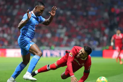 El futbolista cafetero cometió una falta contra Alexis Vega y se perderá la ida de los cuartos de final de la Liguilla.