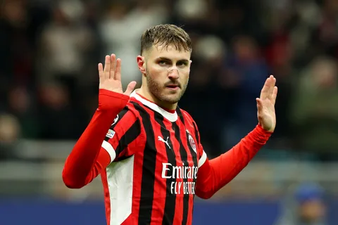 Santi Giménez tendría un DT Multicampeón en AC Milan.