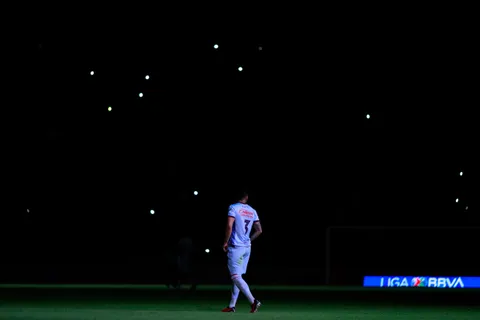 Se desconoce el paradero de Carlos Salcedo: La decisión que tomó Cruz Azul en relación al jugador
