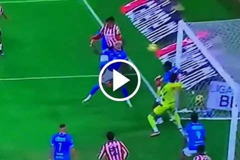 Kevin Mier le negó el gol a Luis Romo.