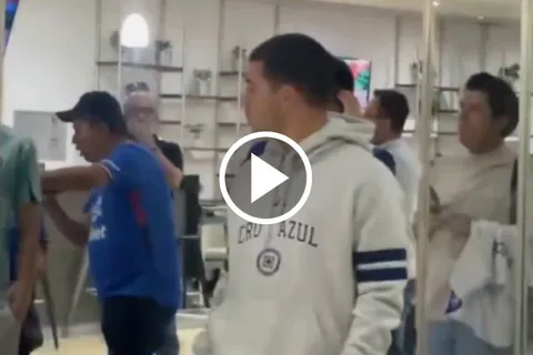 Erik Lira lideró al grupo de Cruz Azul en la serenata de la afición en Torreón.
