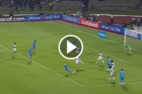 El polaco anotó un golazo en su regreso a la titularidad.
