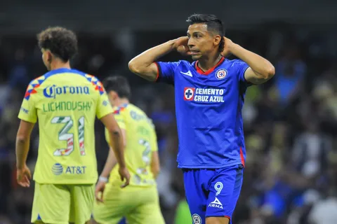 Ángel Sepúlveda fue retirado del Cruz Azul vs. Necaxa.