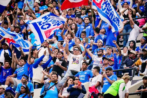 A pesar del triunfo, afición de Cruz Azul explota contra un jugador y piden que no sea titular