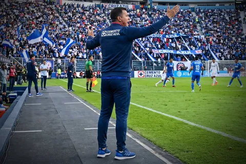 Cruz Azul ya busca a su nuevo DT para el Apertura 2026.