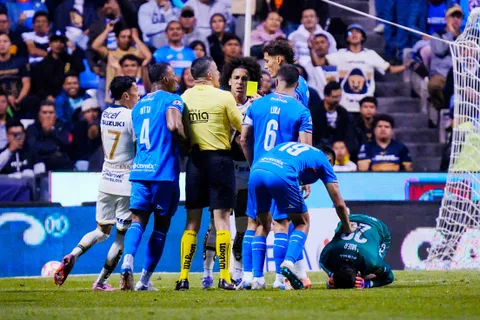 El Curro Hernández solo amonestó a Carrasquilla, incluso tras un llamado del VAR.