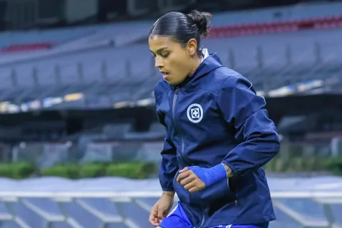Daniela Flores abandona el estadio en ambulancia. ¡Fuerza, Blue!