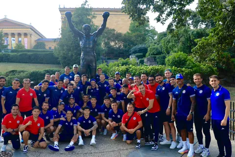 Cruz Azul posa alegre con la estatua de Rocky Balboa