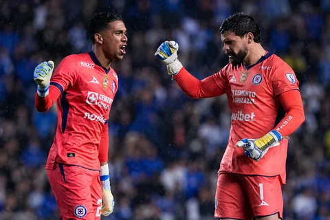 Dos porteros para un solo lugar dentro del campo.