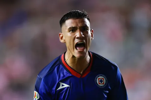 "Cerrar la boca y trabajar", Uriel Antuna da la cara tras la derrota de Cruz Azul