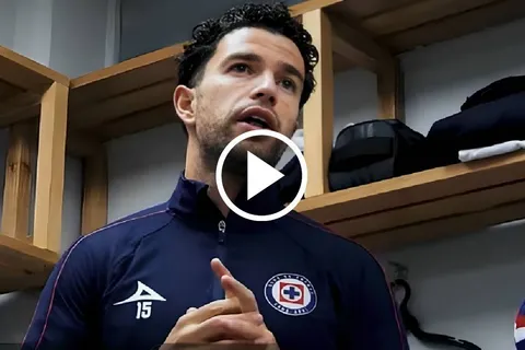 El jugador uruguayo dio la arenga previa al partido contra Toluca en el Nemesio Diez.