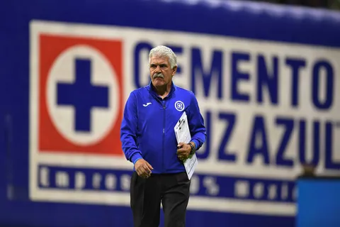 "Dedíquense a vender cementero": Carlos Hermosillo explota por el despido de Ricardo Ferretti