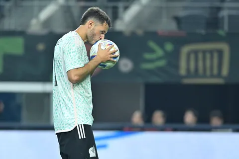 Feo gesto de Raúl Jiménez tras el fallo de Santiago Giménez en el México vs. Australia