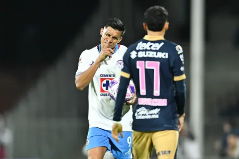 Cruz Azul derrotó a Pumas a pesar de su "cábala" que impidió estrenar la nueva playera.