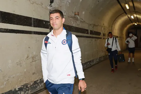 ¿Por qué Erik Lira no fue titular ante Xolos y por qué no lo sería más en Cruz Azul?